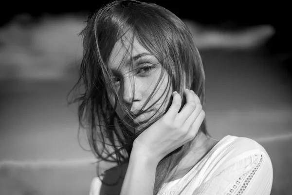 Sensual retrato en blanco y negro de una joven . — Foto de Stock