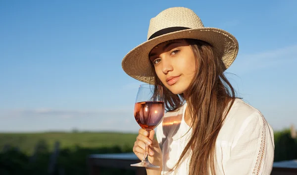 Junge brünette Schönheit in den Weinbergen. — Stockfoto