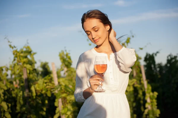 Wunderschöne brünette Frau mit Wein Spaß. — Stockfoto