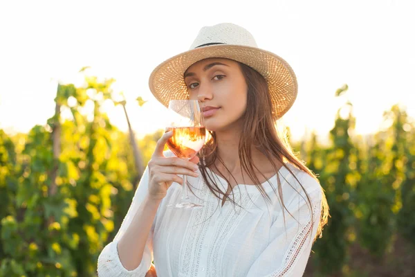 Jonge brunette schoonheid in de wijngaarden. — Stockfoto