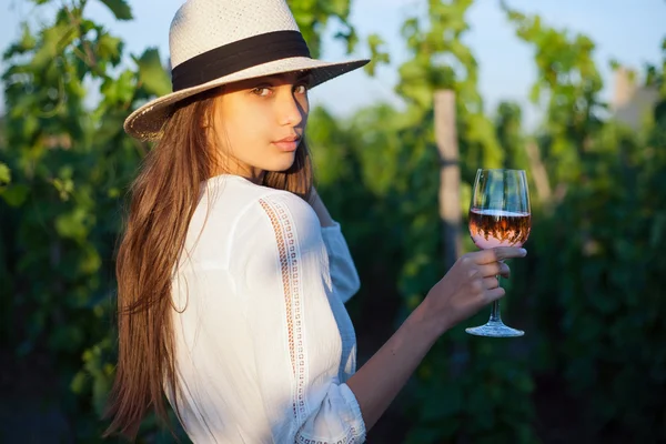 Junge brünette Schönheit in den Weinbergen. — Stockfoto