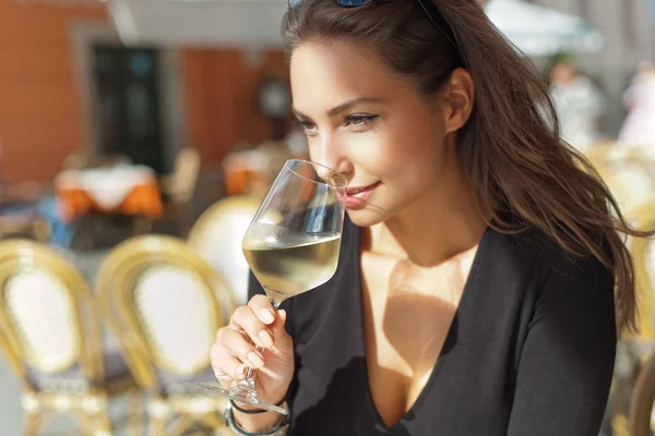 Degustação de vinhos mulher turística . — Fotografia de Stock