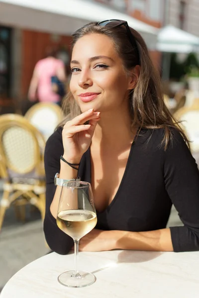 Esmer güzellik şarap eğleniyor. — Stok fotoğraf