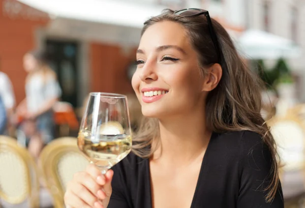 Degustazione vino donna turistica . — Foto Stock