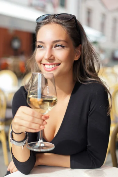 Dégustation de vin femme touristique . — Photo