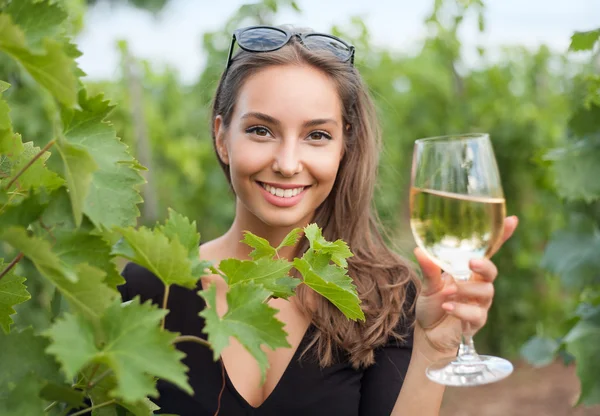 Brünette schönheit mit wein spaß. — Stockfoto