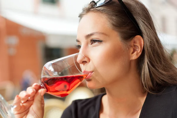 Degustação de vinhos mulher turística . — Fotografia de Stock