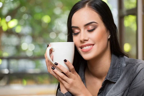 Nádherná Mladá Brunetka Žena Ejakulace Horký Nápoj — Stock fotografie