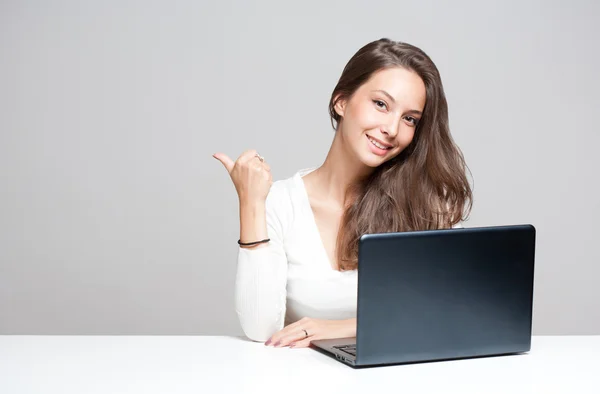 Brunette beauty with her laptop. — Stock Photo, Image