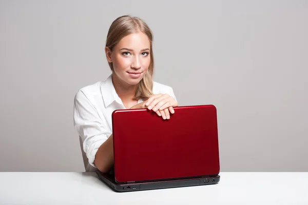 Jeune blonde avec son ordinateur . — Photo