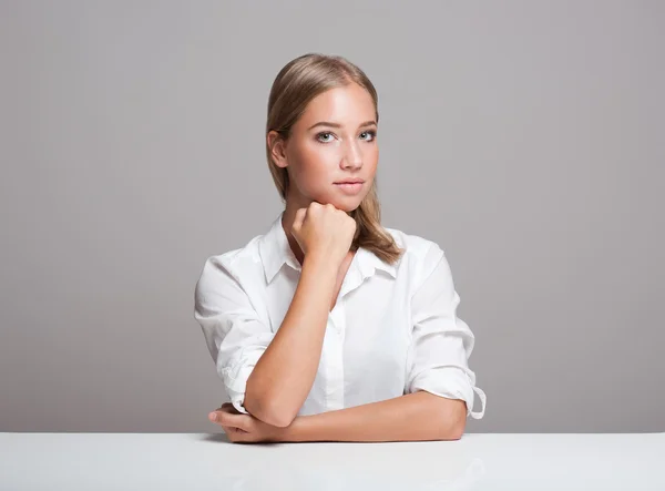 Espressiva donna bionda . — Foto Stock