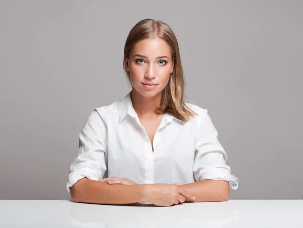 Mujer rubia expresiva. — Stockfoto