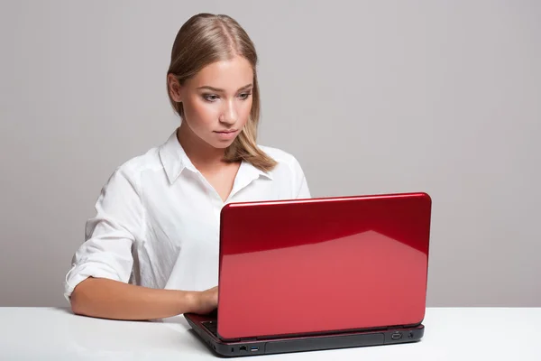 Blond beauty with laptop. — Stock Photo, Image