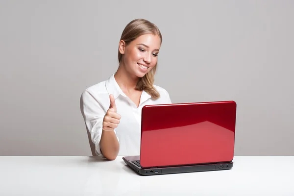 Junge Blondine mit ihrem Computer. — Stockfoto