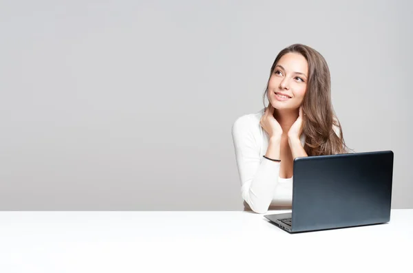 Brunette schoonheid met haar laptop. — Stockfoto