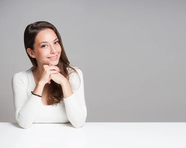 Portret van een vrouw vrolijk burnette. — Stockfoto