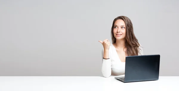 Bruna bellezza con il suo computer portatile . — Foto Stock