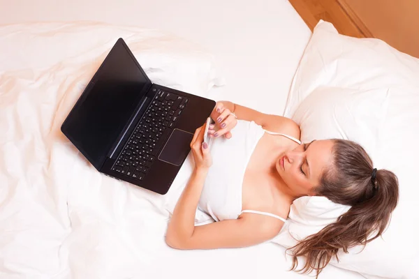 Brunette beauty with her laptop. — Stock Photo, Image