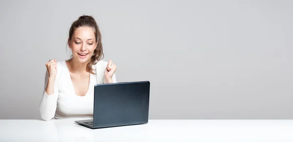 Hermosa morena usando laptop . — Foto de Stock