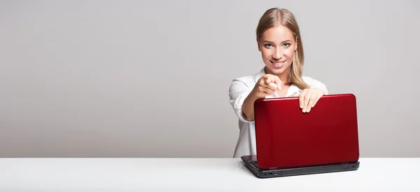 Beauté blonde à l'aide d'un ordinateur portable . — Photo