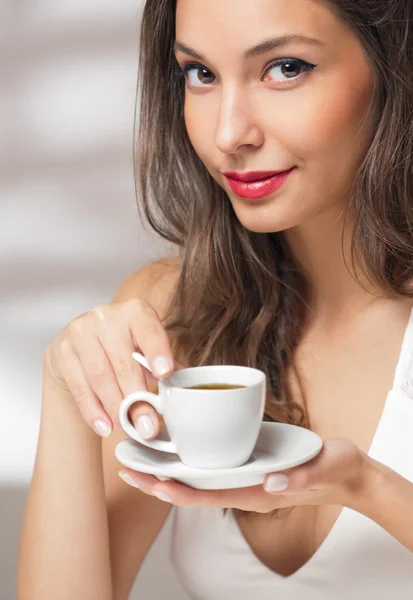 Kaffee liebende Brünette. — Stockfoto