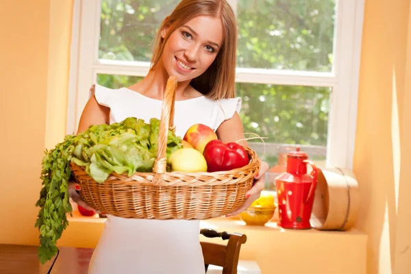 Korb mit gesunder Ernährung. — Stockfoto