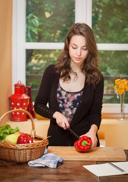 Fit brünette Schönheit und gesunde Ernährung. — Stockfoto