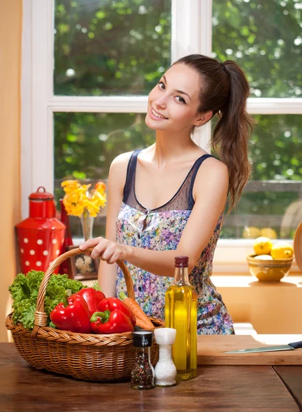 Fit brunette schoonheid en gezond voedsel. — Stockfoto