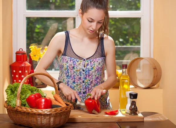 Prachtige brunette voorbereiden gezonde maaltijd. — Stockfoto