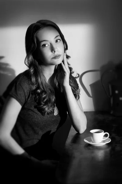 Café noir et blanc fille . — Photo