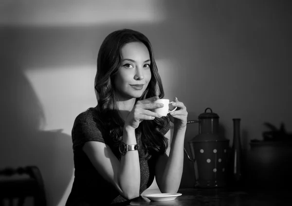 Czarno-białe kawy dziewczyna. — Zdjęcie stockowe