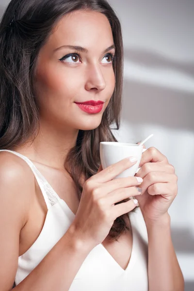 Prachtige jonge brunette met gourmet koffie. — Stockfoto
