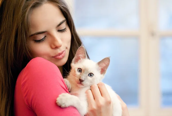 Morena belleza con lindo gatito . — Foto de Stock