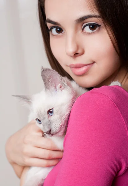 Brunette schoonheid met leuk katje. — Stockfoto