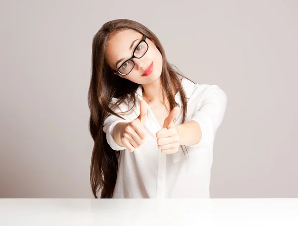 Niedliche Brünette zeigt Daumen nach oben. — Stockfoto