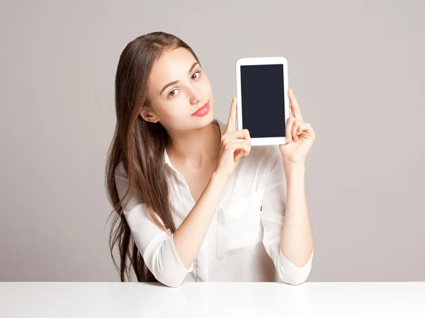 Brunette woman using tablet computer. — Stock Photo, Image
