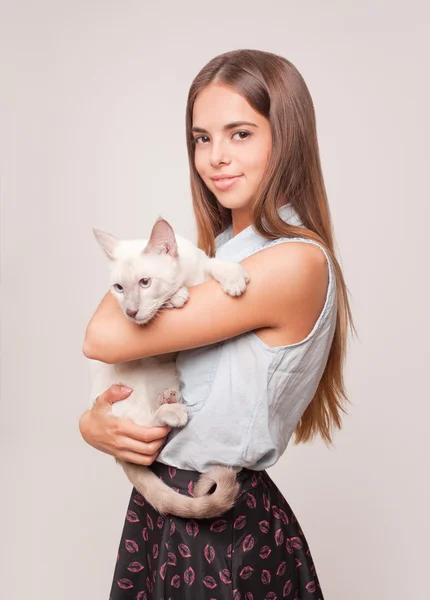 Brunette beauty with cat. — Stock Photo, Image