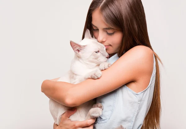 Brunette schoonheid met kat. — Stockfoto