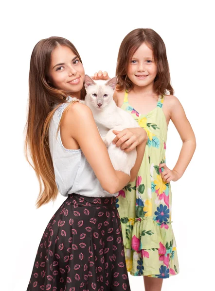 Mujer joven y niño con gato . — Foto de Stock