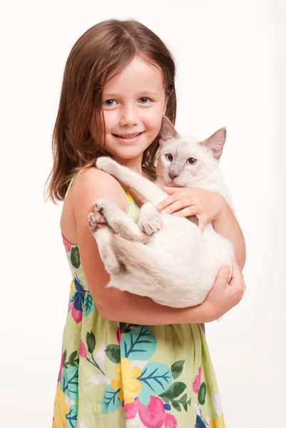 Emotionales junges Mädchen mit Katze. — Stockfoto