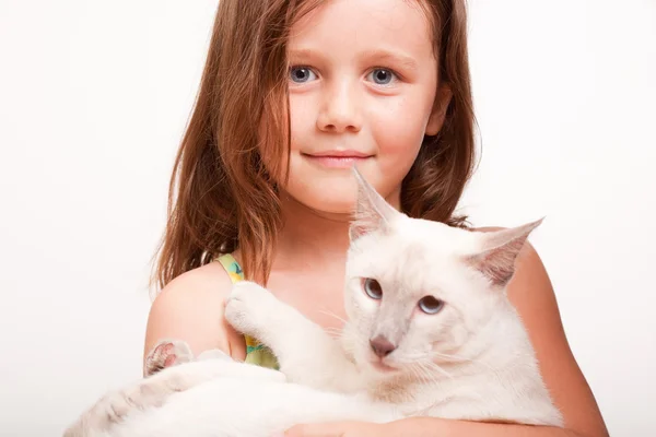 Ragazza emotiva con gatto . — Foto Stock