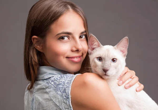 Brunette beauty with cat. — Stock Photo, Image