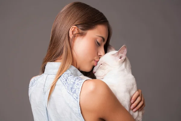 Bruneta krása s kočkou. — Stock fotografie