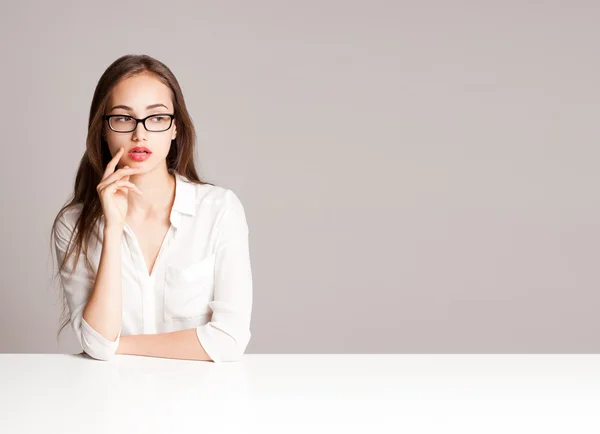 Pensive brunette beauté . — Photo