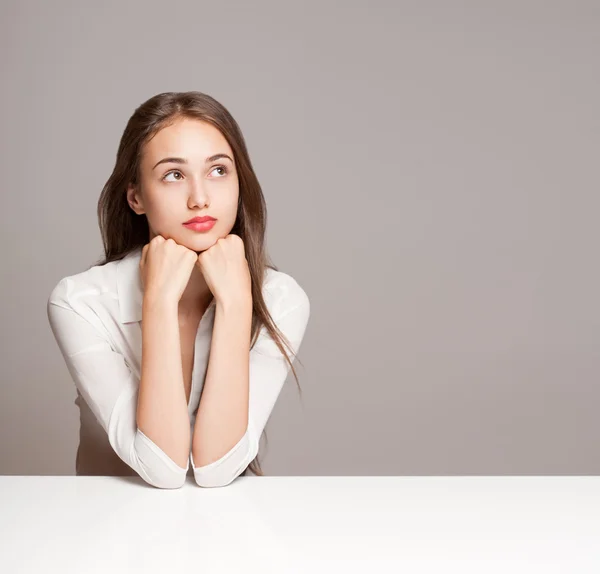 Nachdenklich brünette schönheit. — Stockfoto