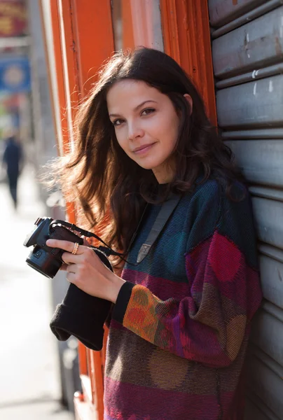 Süße junge Fotografin. — Stockfoto