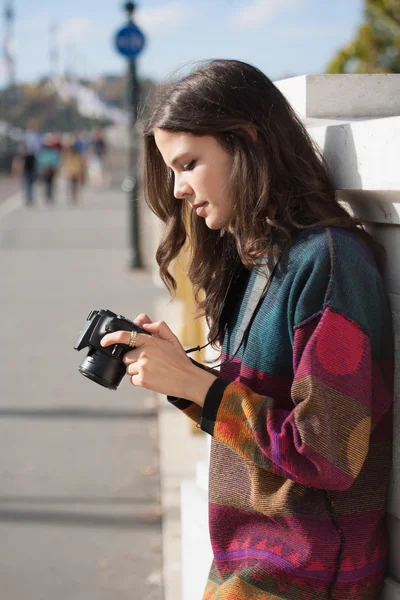 Süße junge Fotografin. — Stockfoto