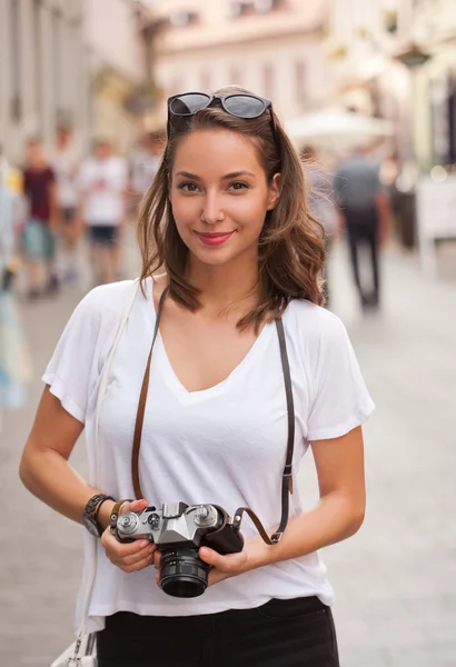 Mladá žena fotí — Stock fotografie