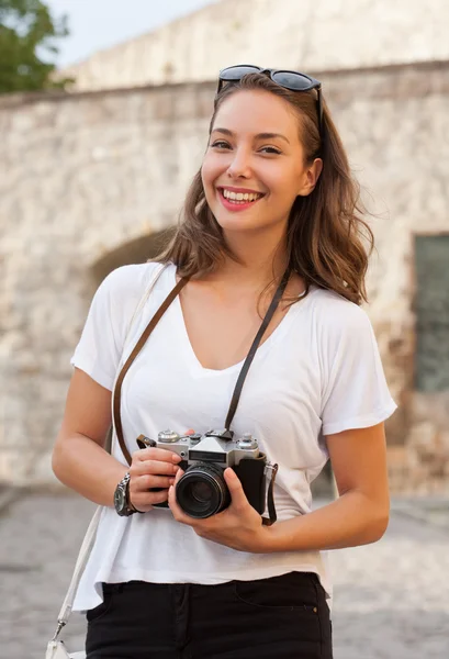 Młoda kobieta robienia zdjęć — Zdjęcie stockowe