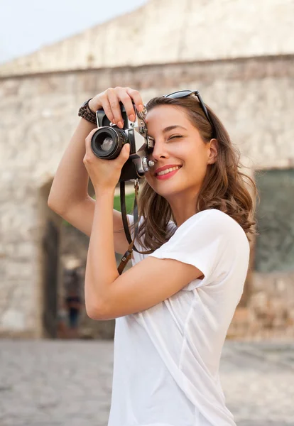 Brunette schoonheid nemen foto. — Stockfoto